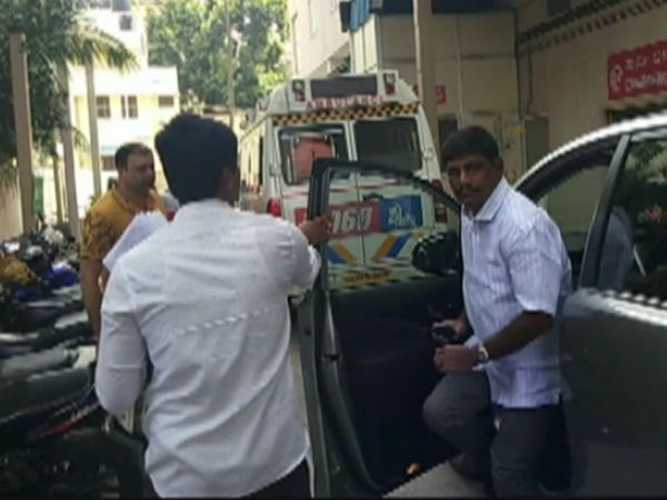 সতীর্থর হাতে মার খেয়ে হাসপাতালে কর্ণাটকের কংগ্রেস নেতা সতীর্থর হাতে মার খেয়ে হাসপাতালে কর্ণাটকের কংগ্রেস নেতা
