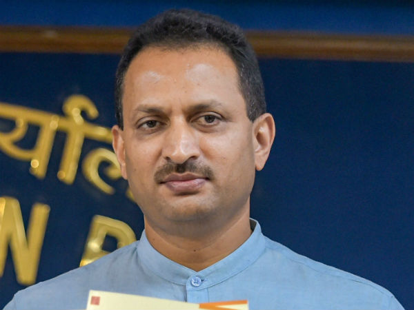 একের পুর এক কটূ মন্তব্য