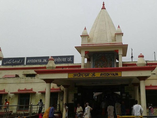 অযোধ্যার মন্দির দর্শনে গিয়ে মহন্তের লালসার শিকার তরুণী! চাঞ্চল্য এলাকায় অযোধ্যার মন্দির দর্শনে গিয়ে মহন্তের লালসার শিকার তরুণী! চাঞ্চল্য এলাকায়