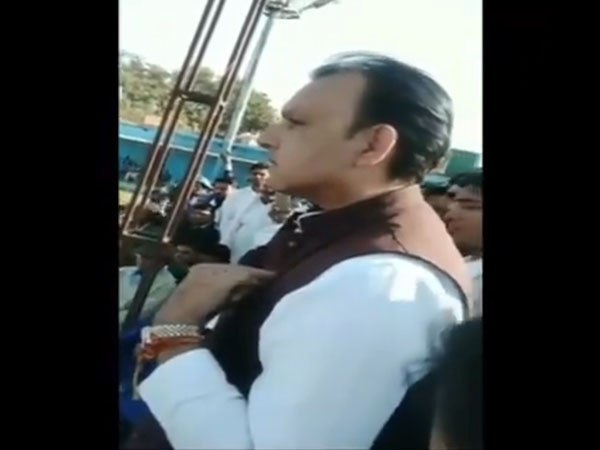 পাথরের জবাব একে ৪৭ দিয়ে! প্রাক্তন কংগ্রেস ও বিজেপি বিধায়কের হুমকিতে চাঞ্চল্য, দেখুন ভাইরাল ভিডিও পাথরের জবাব একে ৪৭ দিয়ে! প্রাক্তন কংগ্রেস ও বিজেপি বিধায়কের হুমকিতে চাঞ্চল্য, দেখুন ভাইরাল ভিডিও