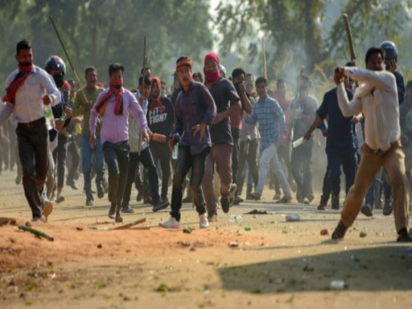 বিক্ষোভকারীদের হামলা