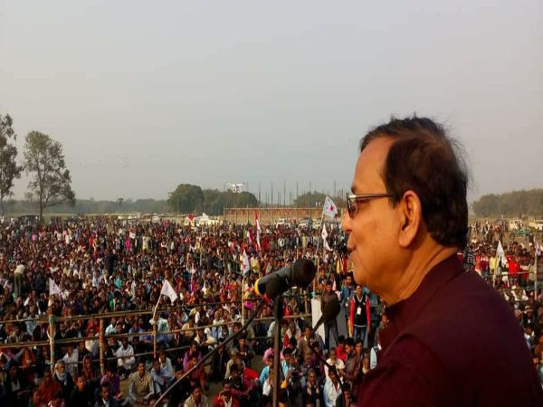 কংগ্রেসের দিকেও নজর