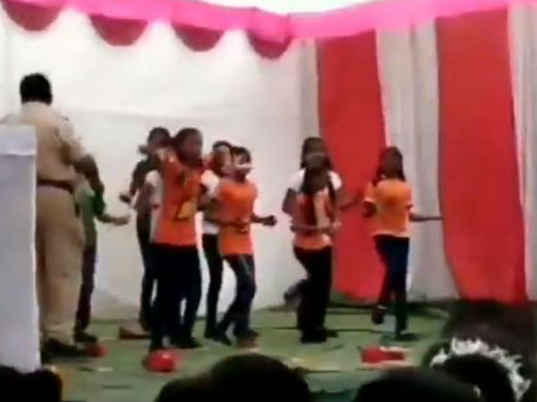 প্রজাতন্ত্র দিবসে অনুষ্ঠানে কনস্টেবল টাকা ওড়ালেন, দেখুন ভিডিও প্রজাতন্ত্র দিবসে অনুষ্ঠানে কনস্টেবল টাকা ওড়ালেন, দেখুন ভিডিও