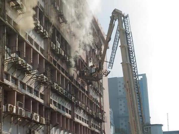হাইড্রোলিক ল্যাডার দিয়ে উদ্ধার কাজ