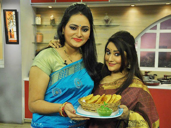 স্মোকড ফ্রাইজ থেকে মুর্গ কালিমির্চের রেসিপি জানতে চোখ রাখুন রাঁধুনি-তে স্মোকড ফ্রাইজ থেকে মুর্গ কালিমির্চের রেসিপি জানতে চোখ রাখুন রাঁধুনি-তে