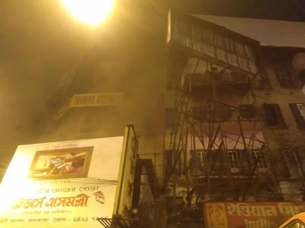 বিধ্বংসী আগুনে অনিশ্চয়তায় বহু পরিবার! এক ছাত্রীর কথায় সেই চিত্র বিধ্বংসী আগুনে অনিশ্চয়তায় বহু পরিবার! এক ছাত্রীর কথায় সেই চিত্র