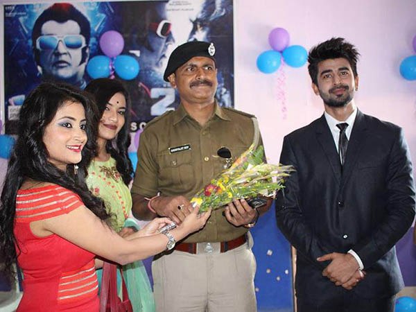 সুপ্রিম কোর্টের সাংবিধানিক বেঞ্চে অযোধ্যা মামলার শুনানি হবে আজ অর্থাৎ বৃহস্পতিবার। যার নেতৃত্বে দেবেন প্রধান বিচারপতি রঞ্জন গগৈ। আশা করা হচ্ছে ঘন ঘন এই মামলার শুনানি হবে। এই সাংবিধানিক বেঞ্চের অপর বিচারপতিরা হলেন বিচারপতি এসএ ববদে, বিচারপতি এনভি রামানা, বিচারপতি ইউইউ ললিত এবং বিচারপতি ডিওয়াই চন্দ্রচূড়। সুপ্রিম কোর্টের সাংবিধানিক বেঞ্চে অযোধ্যা মামলার শুনানি হবে আজ অর্থাৎ বৃহস্পতিবার। যার নেতৃত্বে দেবেন প্রধান বিচারপতি রঞ্জন গগৈ। আশা করা হচ্ছে ঘন ঘন এই মামলার শুনানি হবে। এই সাংবিধানিক বেঞ্চের অপর বিচারপতিরা হলেন বিচারপতি এসএ ববদে, বিচারপতি এনভি রামানা, বিচারপতি ইউইউ ললিত এবং বিচারপতি ডিওয়াই চন্দ্রচূড়।