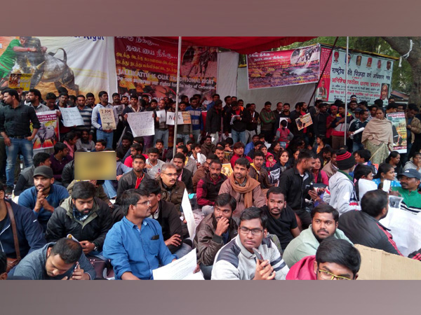 ৮ ও ৯ জানুয়ারির আগেই রাজ্যে কর্মীদের ধর্মঘটের ডাক! ৬ জানুয়ারি থেকে অচল হতে পারে সরকারি দফতর ৮ ও ৯ জানুয়ারির আগেই রাজ্যে কর্মীদের ধর্মঘটের ডাক! ৬ জানুয়ারি থেকে অচল হতে পারে সরকারি দফতর