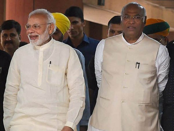 সিবিআই থেকে অলোক বর্মাকে সরানো প্রসঙ্গে মোদীকে চমকালেন খারগে সিবিআই থেকে অলোক বর্মাকে সরানো প্রসঙ্গে মোদীকে চমকালেন খারগে
