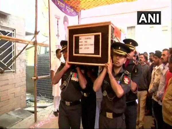 নিয়ন্ত্রণ রেখায় আইইডি বিস্ফোরণ! নিহত মেজরের দেহ পৌঁছল বাড়িতে নিয়ন্ত্রণ রেখায় আইইডি বিস্ফোরণ! নিহত মেজরের দেহ পৌঁছল বাড়িতে