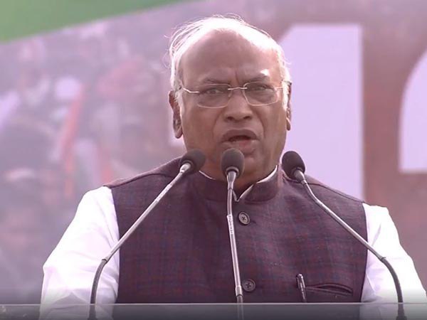 মমতার মঞ্চে এক হয়ে লড়ার বার্তা দিলেন রাহুলের দূত, মোদী-হটাতে হাতে হাত মমতার মঞ্চে এক হয়ে লড়ার বার্তা দিলেন রাহুলের দূত, মোদী-হটাতে হাতে হাত
