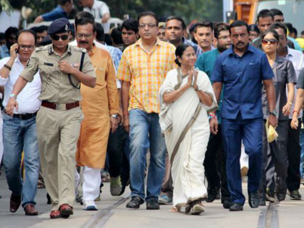 ২০ কিলোমিটার হাঁটেন প্রতিদিন