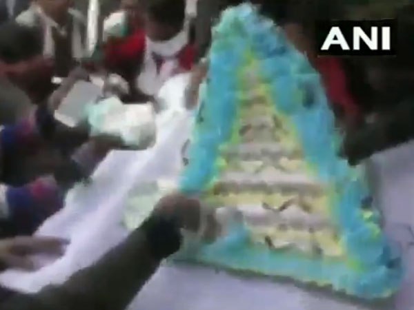 লুট হল মায়াবতীর জন্মদিনের পেল্লাই কেক! দেখুন ভিডিও লুট হল মায়াবতীর জন্মদিনের পেল্লাই কেক! দেখুন ভিডিও