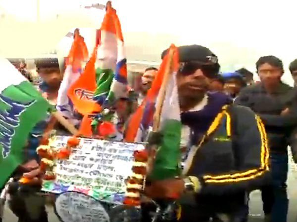 প্রধানমন্ত্রী হিসেবে দেখতে চান দিদিকে! ১৫০ কিমি সাইকেল চালিয়ে হাজির ব্রিগেডে প্রধানমন্ত্রী হিসেবে দেখতে চান দিদিকে! ১৫০ কিমি সাইকেল চালিয়ে হাজির ব্রিগেডে