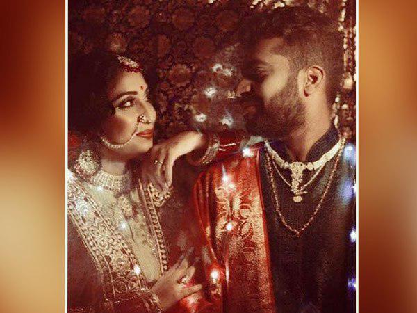 থানায় ঢুকে বন্দি পেটালেন জেলাশাসক ও তাঁর স্ত্রী থানায় ঢুকে বন্দি পেটালেন জেলাশাসক ও তাঁর স্ত্রী