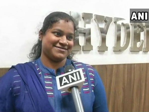 রাস্তার শিশুকে কোলে তুলে নিলেন মহিলা পুলিশকর্মী! তাঁর কীর্তিতে ধন্য ধন্য হায়দরাবাদে রাস্তার শিশুকে কোলে তুলে নিলেন মহিলা পুলিশকর্মী! তাঁর কীর্তিতে ধন্য ধন্য হায়দরাবাদে