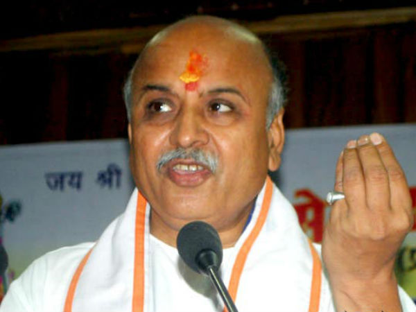রামমন্দির ইস্যুতে গরুর ছবি-র প্রসঙ্গ তুলে মোদীকে তোপ প্রবীণ তোগাড়িয়ার রামমন্দির ইস্যুতে গরুর ছবি-র প্রসঙ্গ তুলে মোদীকে তোপ প্রবীণ তোগাড়িয়ার