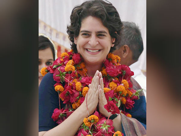 ঝাঁসির রানি লক্ষ্মীবাঈ হয়ে উঠলেন প্রিয়াঙ্কা! রাজনীতিতে প্রবেশেই পোস্টারে পোস্টারে ছয়লাপ ঝাঁসির রানি লক্ষ্মীবাঈ হয়ে উঠলেন প্রিয়াঙ্কা! রাজনীতিতে প্রবেশেই পোস্টারে পোস্টারে ছয়লাপ