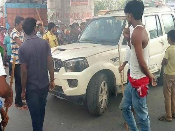 ধর্মঘটে রেহাই নেই পুলকারের! রাজাবাজারে মিছিল থেকে হামলায় আহত খুদে পড়ুয়া ধর্মঘটে রেহাই নেই পুলকারের! রাজাবাজারে মিছিল থেকে হামলায় আহত খুদে পড়ুয়া