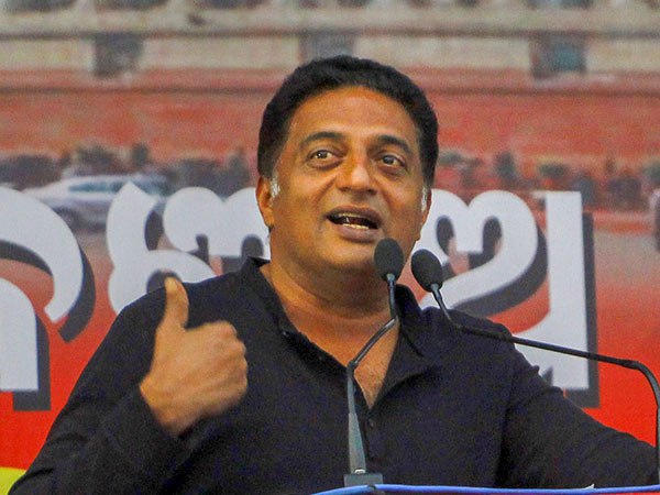 ২০১৯ লোকসভা নির্বাচন ঘিরে বছরের শুরুতেই বোমা ফাটালেন এই বলি-স্টার! টুইটারে হুঙ্কার ২০১৯ লোকসভা নির্বাচন ঘিরে বছরের শুরুতেই বোমা ফাটালেন এই বলি-স্টার! টুইটারে হুঙ্কার