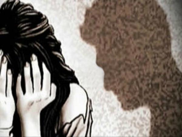 ‘ধর্ষক’কে কেন ফোন করেছিলেন বধূ! আদালতে প্রশ্ন ‘ধর্ষক’কে কেন ফোন করেছিলেন বধূ! আদালতে প্রশ্ন