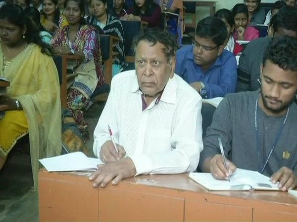 রাজনীতি ছেড়ে ৮১ বছর বয়সে পড়াশোনায় মন দিলেন প্রাক্তন সাংসদ রাজনীতি ছেড়ে ৮১ বছর বয়সে পড়াশোনায় মন দিলেন প্রাক্তন সাংসদ