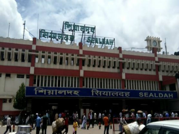 এখন থেকেই ভিড় শিয়ালদহে