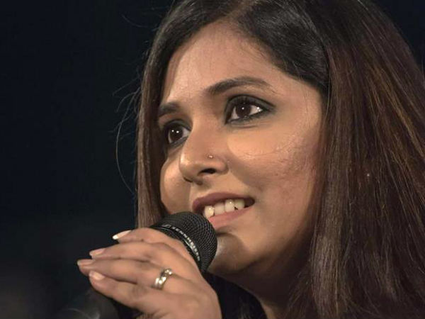স্টেজে হেনস্থার শিকার সোমলতা ! চাঞ্চল্যকর কাণ্ড ঘটে গেল উত্তরবঙ্গে স্টেজে হেনস্থার শিকার সোমলতা ! চাঞ্চল্যকর কাণ্ড ঘটে গেল উত্তরবঙ্গে