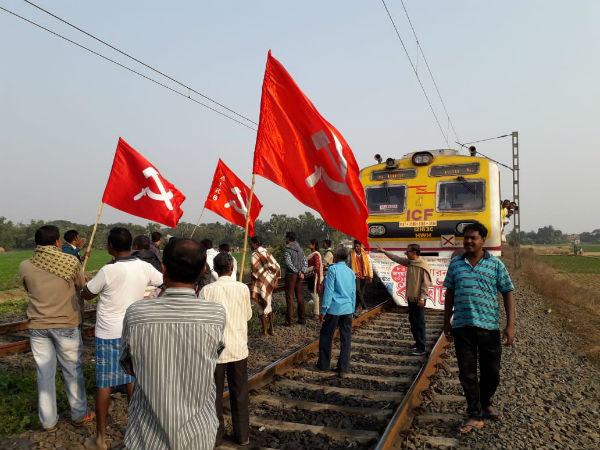 রেল অবরোধ