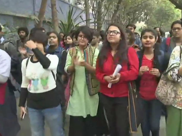 কুমারী মেয়েরা সিল করা বোতলের মতো! অধ্যাপকের কু-রুচিতে গর্জে উঠল যাদবপুর কুমারী মেয়েরা সিল করা বোতলের মতো! অধ্যাপকের কু-রুচিতে গর্জে উঠল যাদবপুর