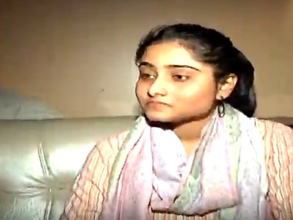 বিধ্বংসী আগুনে অনিশ্চয়তায় বহু পরিবার! এক ছাত্রীর কথায় সেই চিত্র বিধ্বংসী আগুনে অনিশ্চয়তায় বহু পরিবার! এক ছাত্রীর কথায় সেই চিত্র
