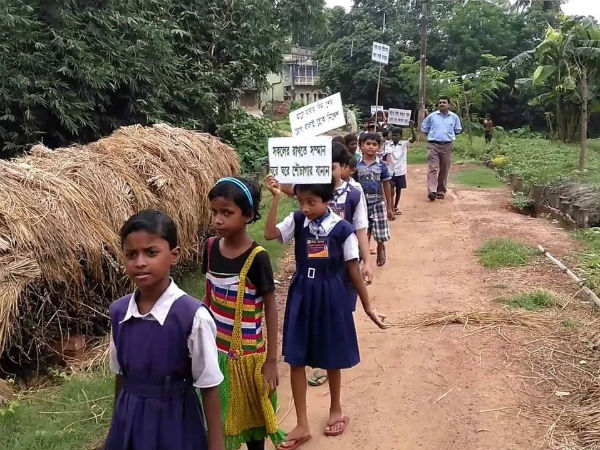 স্কুলেই যাবে না মেয়ে! শেষে গায়ের গয়না-পোষ্য বিক্রি মায়ের স্কুলেই যাবে না মেয়ে! শেষে গায়ের গয়না-পোষ্য বিক্রি মায়ের
