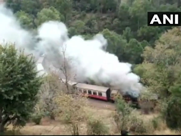 দাউ দাউ জ্বলছে ইঞ্জিন, যাত্রী নিয়ে ছুটছে ‘হিমালয়ান কুইন’ দাউ দাউ জ্বলছে ইঞ্জিন, যাত্রী নিয়ে ছুটছে ‘হিমালয়ান কুইন’