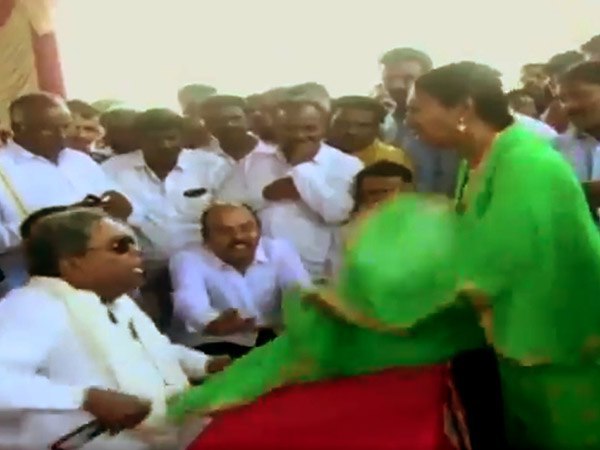 ভরা সভায় মহিলার শ্লীলতাহানি কংগ্রেস নেতা সিদ্দারামাইয়ার! দেখুন ভিডিও ভরা সভায় মহিলার শ্লীলতাহানি কংগ্রেস নেতা সিদ্দারামাইয়ার! দেখুন ভিডিও