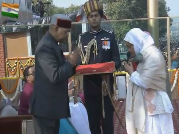 নাজিরের পরিবারের হাতে অশোক চক্র সম্মান তুলে দিলেন রাষ্ট্রপতি নাজিরের পরিবারের হাতে অশোক চক্র সম্মান তুলে দিলেন রাষ্ট্রপতি
