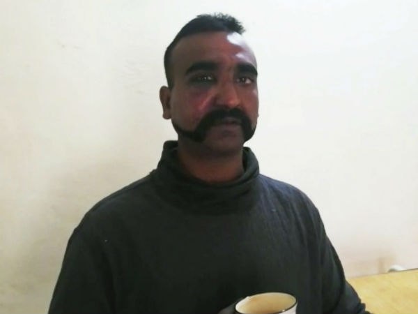 চায়ের পেয়ালা হাতে দেখা যায় অভিনন্দনকে