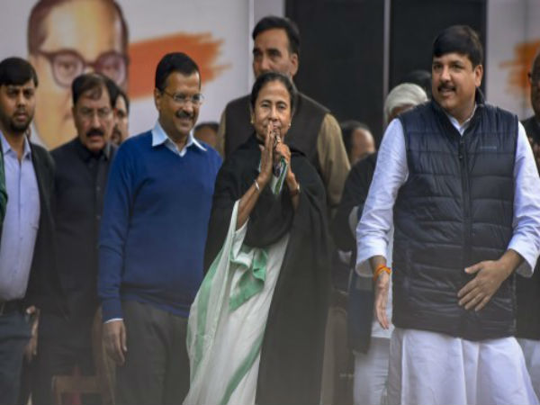 ১২ ক্লাস পাসকে ভোট নয়! শিক্ষিতকে প্রধানমন্ত্রী পদে নির্বাচিত করুন, আক্রমণ কেজরিওয়ালের ১২ ক্লাস পাসকে ভোট নয়! শিক্ষিতকে প্রধানমন্ত্রী পদে নির্বাচিত করুন, আক্রমণ কেজরিওয়ালের