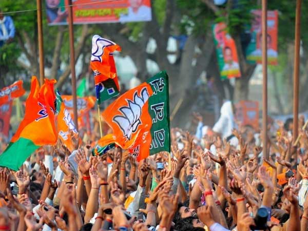 মোদীর মঞ্চে বিজেপির মন্ত্রীর আপত্তিকর স্পর্শ মহিলা মন্ত্রীকে, মুহূর্তে ভিডিও হল ভাইরাল মোদীর মঞ্চে বিজেপির মন্ত্রীর আপত্তিকর স্পর্শ মহিলা মন্ত্রীকে, মুহূর্তে ভিডিও হল ভাইরাল