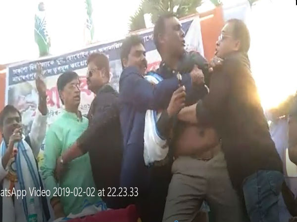ক্যানিং-এ ফের বেলাগাম তৃণমূল, দলীয় কোন্দল প্রকাশ্যে ক্যানিং-এ ফের বেলাগাম তৃণমূল, দলীয় কোন্দল প্রকাশ্যে