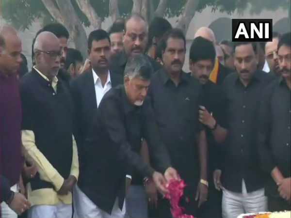 অন্ধ্রকে বিশেষ মর্যাদার দাবি! চন্দ্রবাবুর ধরনা-অবস্থান দিল্লিতে অন্ধ্রকে বিশেষ মর্যাদার দাবি! চন্দ্রবাবুর ধরনা-অবস্থান দিল্লিতে