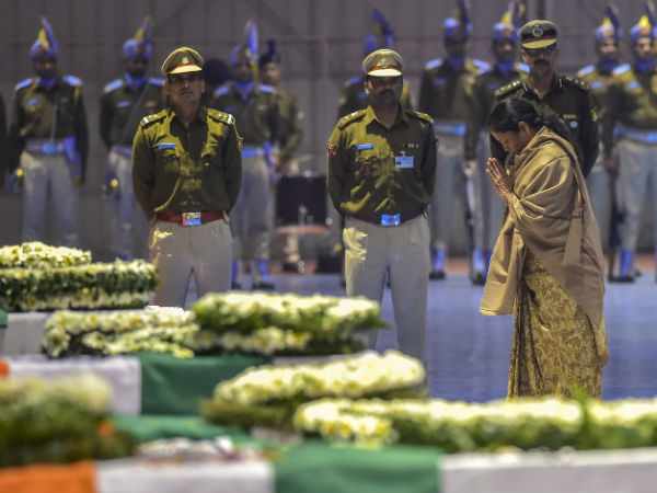 আমরা ভুলব না, আমরা ক্ষমা করব না, স্বজন হারানোর বেদনায় সঙ্গীদের ছবি প্রকাশ সিআরপিএফ-এর আমরা ভুলব না, আমরা ক্ষমা করব না, স্বজন হারানোর বেদনায় সঙ্গীদের ছবি প্রকাশ সিআরপিএফ-এর