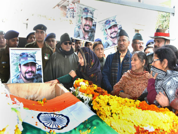 ভালোবাসার চুম্বনেই শহিদ স্বামীকে শেষ বিদায় জানালেন নিকিতা, দেশকে দিলেন অসামান্য বার্তা ভালোবাসার চুম্বনেই শহিদ স্বামীকে শেষ বিদায় জানালেন নিকিতা, দেশকে দিলেন অসামান্য বার্তা