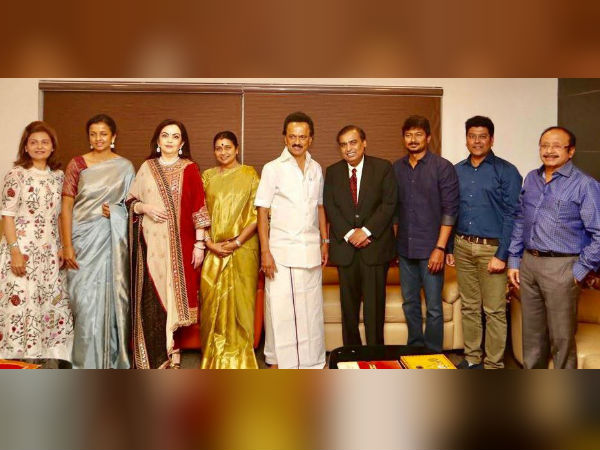 ছেলের বিয়ের নিমন্ত্রণের কার্ড নিয়ে এখন দেশ চষে বেড়াচ্ছেন মুকেশ ও নীতা, সামনে এল ছবি ছেলের বিয়ের নিমন্ত্রণের কার্ড নিয়ে এখন দেশ চষে বেড়াচ্ছেন মুকেশ ও নীতা, সামনে এল ছবি