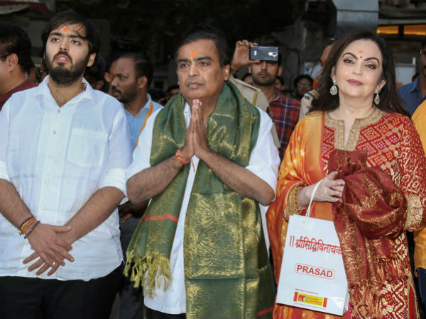 ছেলের বিয়ের নিমন্ত্রণের কার্ড নিয়ে এখন দেশ চষে বেড়াচ্ছেন মুকেশ ও নীতা, সামনে এল ছবি ছেলের বিয়ের নিমন্ত্রণের কার্ড নিয়ে এখন দেশ চষে বেড়াচ্ছেন মুকেশ ও নীতা, সামনে এল ছবি