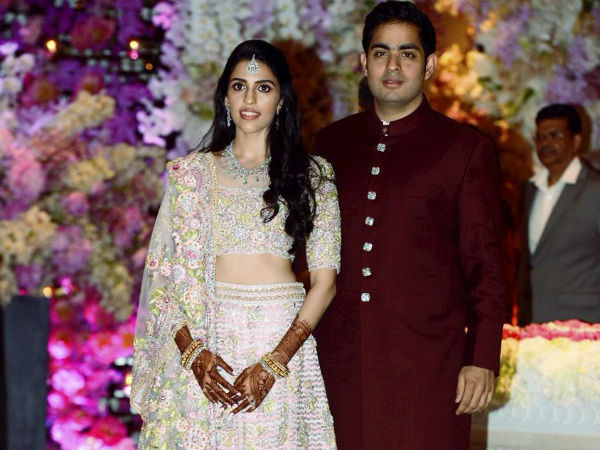 ছেলের বিয়ের নিমন্ত্রণের কার্ড নিয়ে এখন দেশ চষে বেড়াচ্ছেন মুকেশ ও নীতা, সামনে এল ছবি ছেলের বিয়ের নিমন্ত্রণের কার্ড নিয়ে এখন দেশ চষে বেড়াচ্ছেন মুকেশ ও নীতা, সামনে এল ছবি