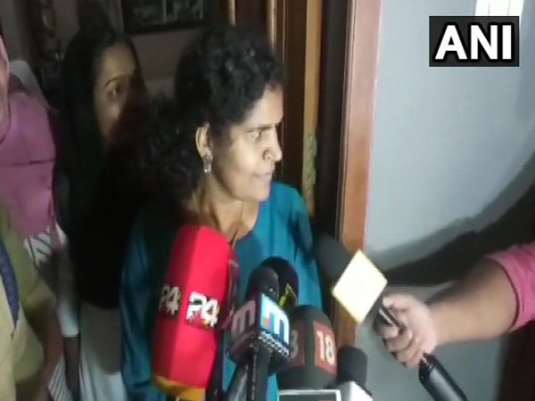 সবরিমালা কাণ্ডে শাশুড়ির চড় খেয়ে ঘরছাড়া কনক দূর্গাকে নিয়ে সুপ্রিম নির্দেশ সবরিমালা কাণ্ডে শাশুড়ির চড় খেয়ে ঘরছাড়া কনক দূর্গাকে নিয়ে সুপ্রিম নির্দেশ