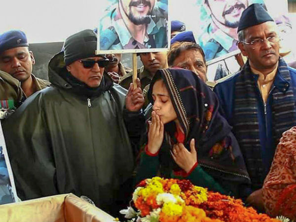 ভালোবাসার চুম্বনেই শহিদ স্বামীকে শেষ বিদায় জানালেন নিকিতা, দেশকে দিলেন অসামান্য বার্তা ভালোবাসার চুম্বনেই শহিদ স্বামীকে শেষ বিদায় জানালেন নিকিতা, দেশকে দিলেন অসামান্য বার্তা