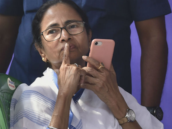 রাজপথেই হল ক্যাবিনেট বৈঠক, মুখ্যমন্ত্রীর ধর্না-মঞ্চে নবান্ন তুলে এনে বেনজির ঘটনা রাজপথেই হল ক্যাবিনেট বৈঠক, মুখ্যমন্ত্রীর ধর্না-মঞ্চে নবান্ন তুলে এনে বেনজির ঘটনা