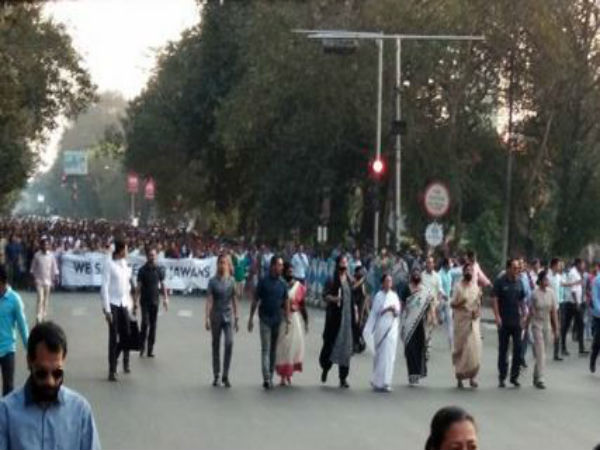প্রতিবাদে রাস্তায় মমতা