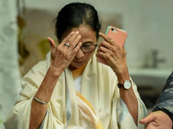 পুলওয়ামার জঙ্গি হামলা! শহিদ জওয়ানদের প্রতি শ্রদ্ধা জানাতে রাস্তায় মমতা পুলওয়ামার জঙ্গি হামলা! শহিদ জওয়ানদের প্রতি শ্রদ্ধা জানাতে রাস্তায় মমতা